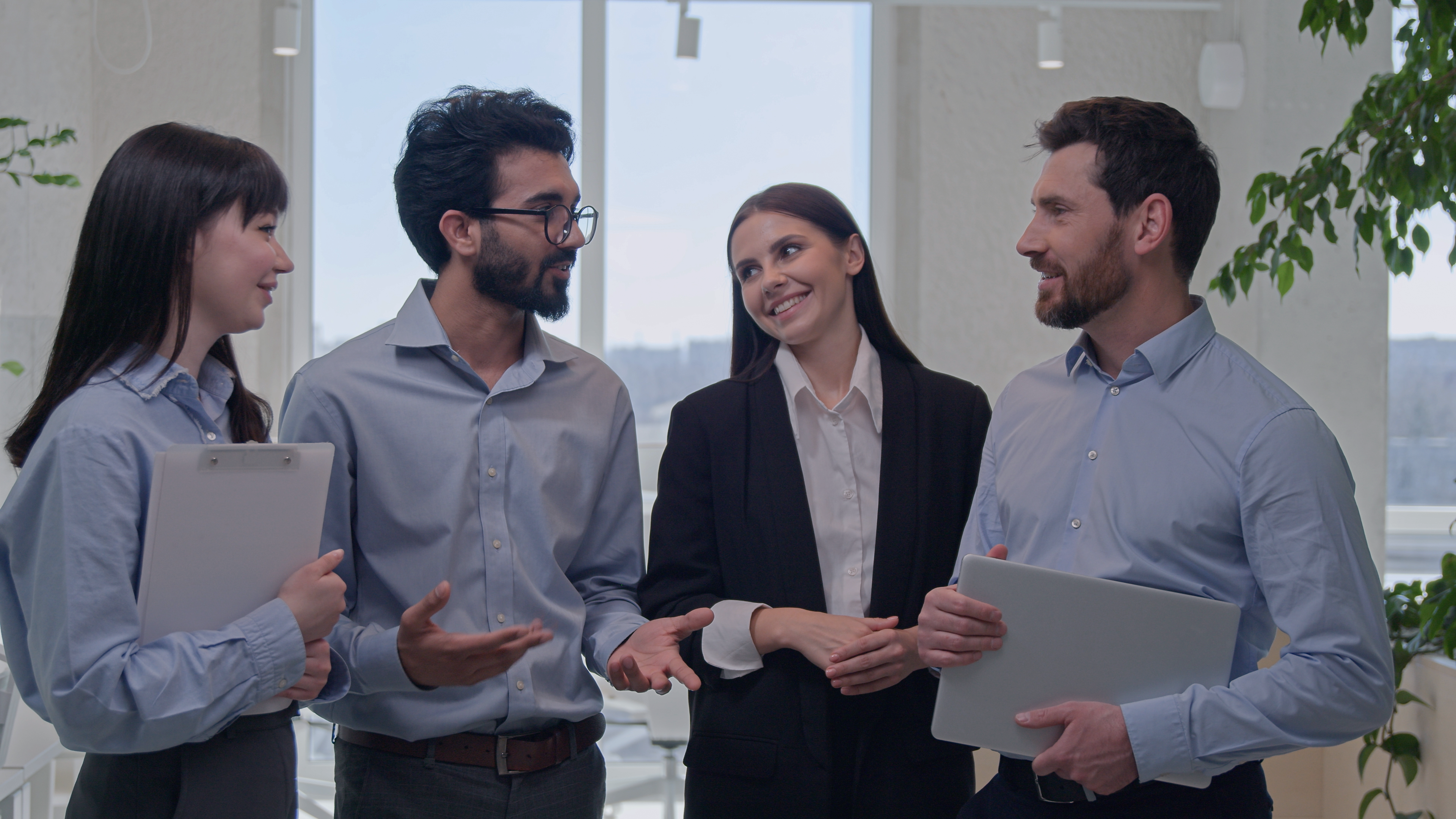 Equipe trabalhando com painel da plataforma Fluidnow